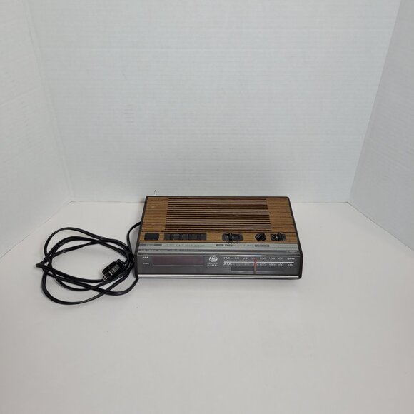 Vintage GE General Electric Alarm Clock Radio Brown Woodgrain AM/FM 7-4624 - Picture 4 of 11